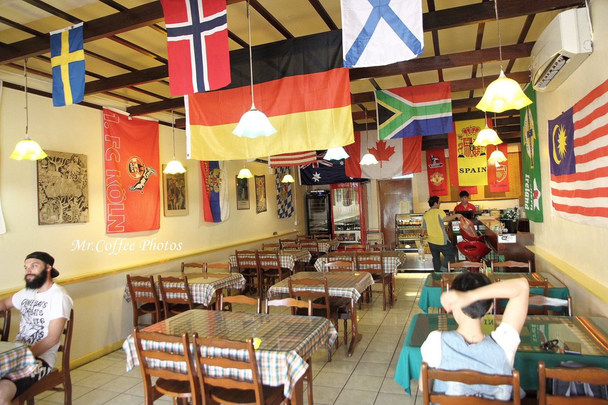 【蘭卡威】《Domino Restaurant》各國旗幟飄陽，多米諾餐廳 (22).jpg - 旅行走過的咖啡館