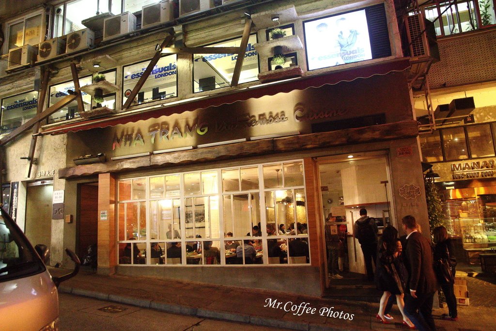 【港澳、廣深】《蘭桂坊》香港不夜城，泡不完的酒吧、夜店 (16).jpg - 旅行走過的咖啡館