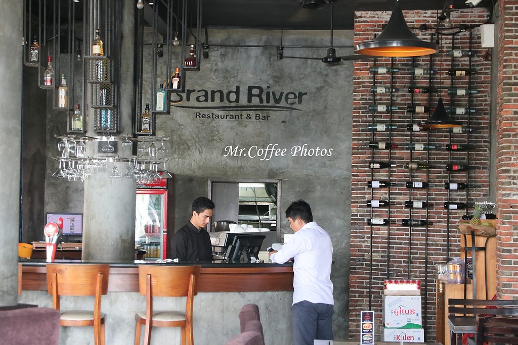 【柬埔寨。金邊】《River Crown Restaurant》柬埔寨的小孩很忙 (41).jpg - 旅行走過的咖啡館