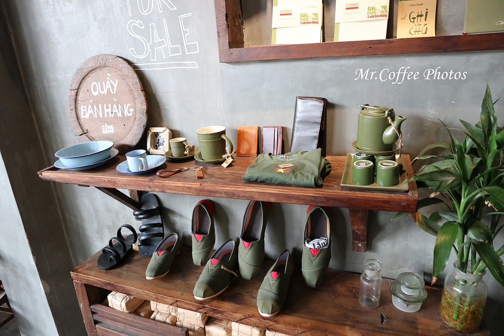 【越南。河內】《Cộng Cafe》軍人本色「越共咖啡」，大教堂週邊都是咖啡店 (11).jpg - 旅行走過的咖啡館